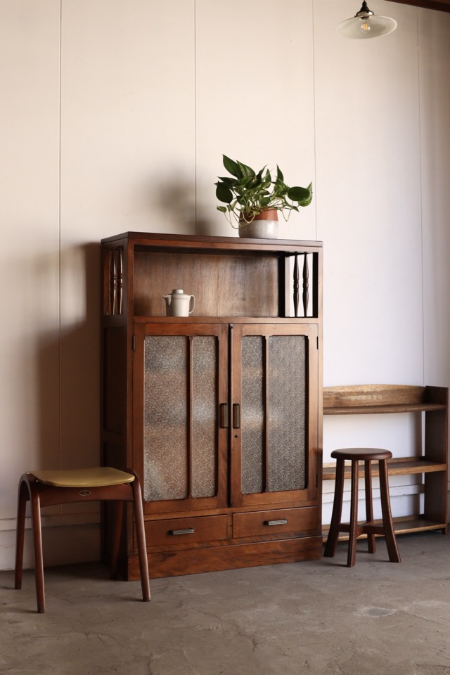 ダイヤガラスの戸棚