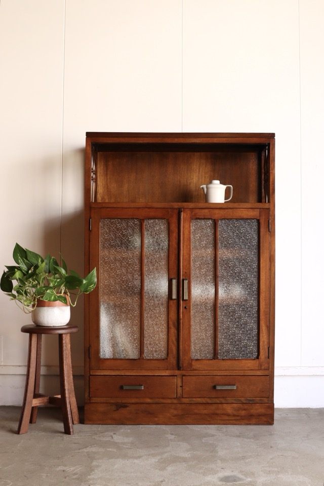 ダイヤガラスの戸棚