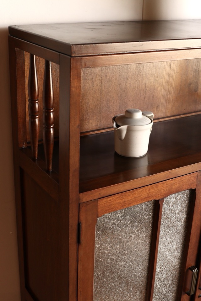 ダイヤガラスの戸棚