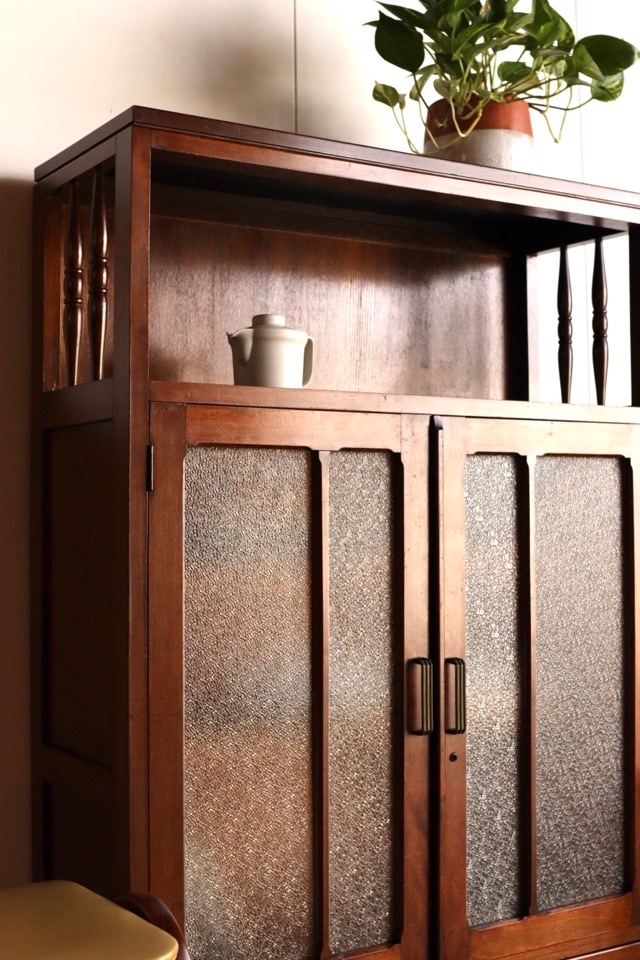 ダイヤガラスの戸棚