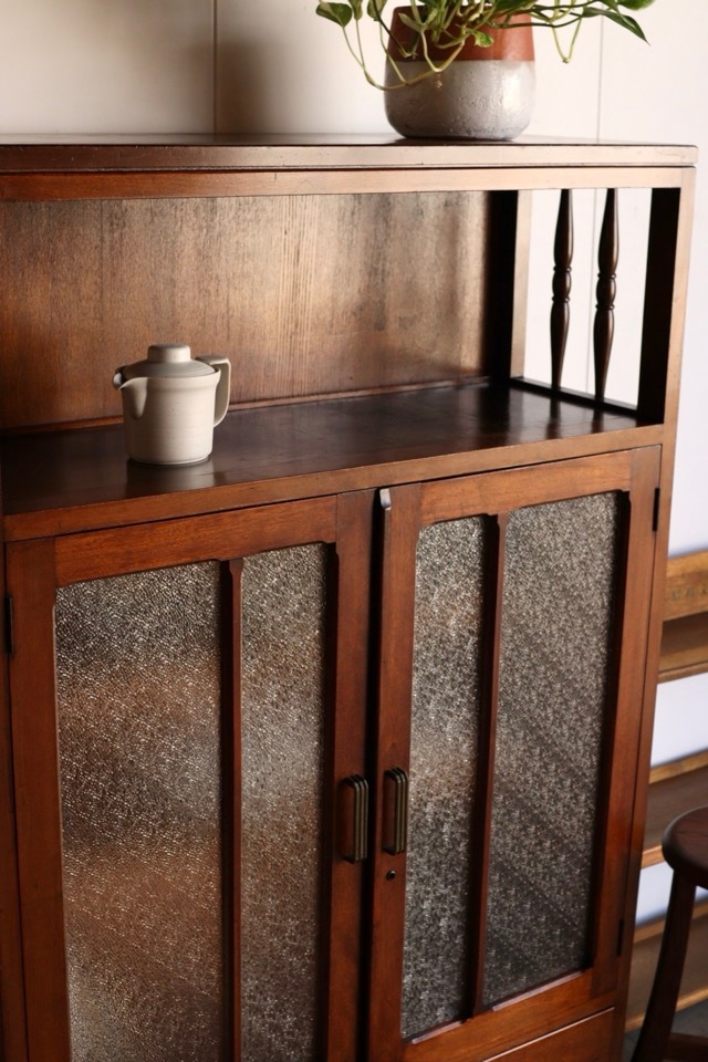 ダイヤガラスの戸棚