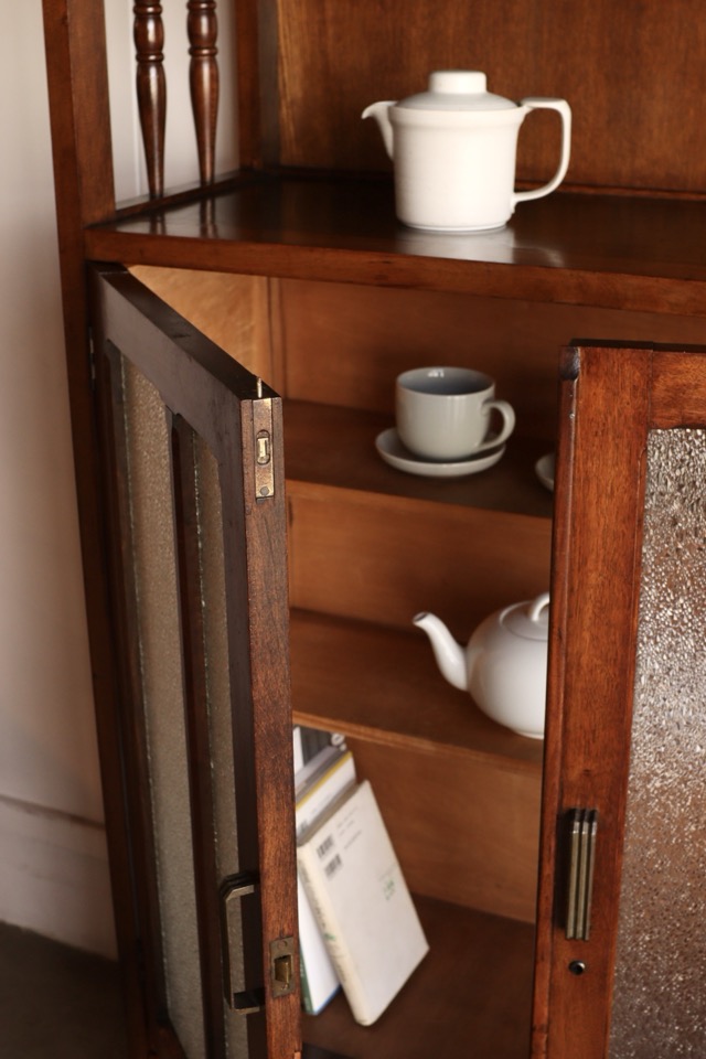 ダイヤガラスの戸棚