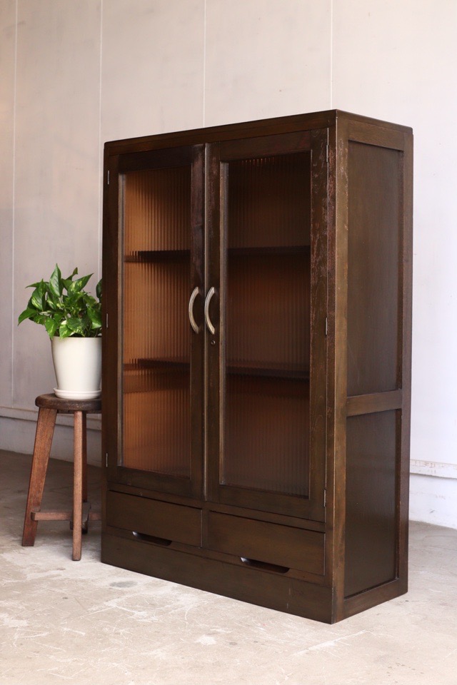 モールガラスの戸棚