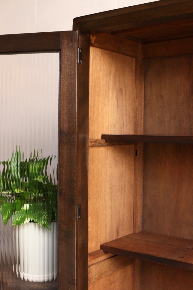 モールガラスの戸棚