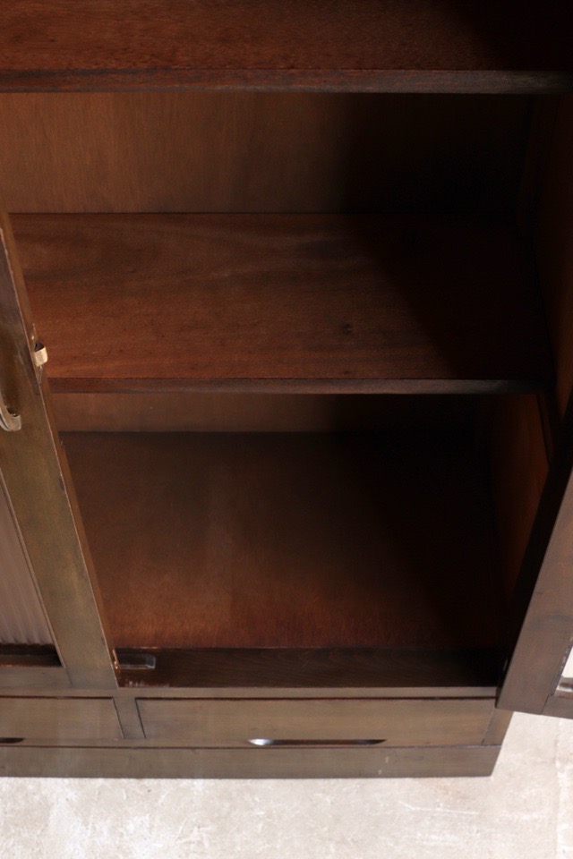 モールガラスの戸棚