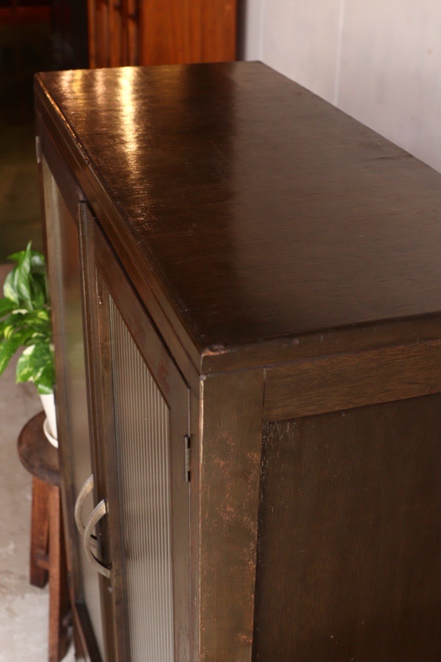 モールガラスの戸棚