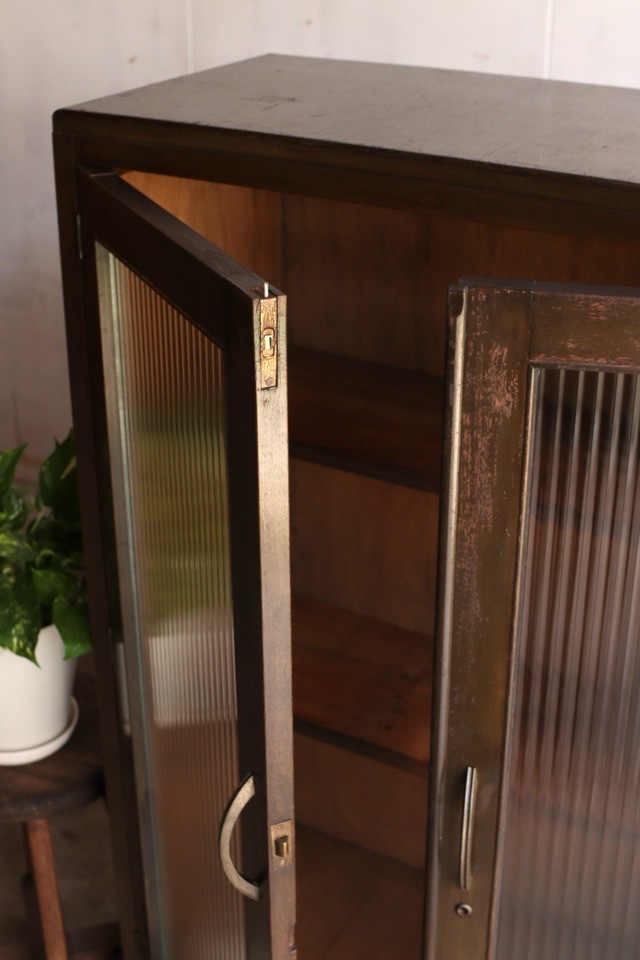 モールガラスの戸棚