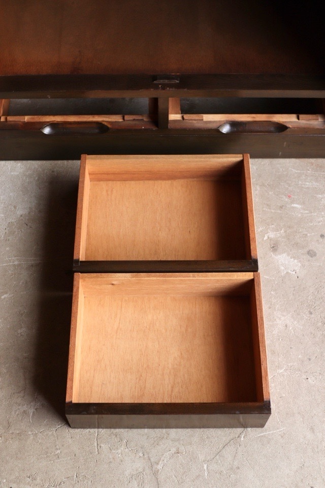 モールガラスの戸棚