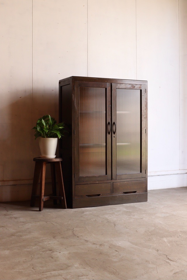 モールガラスの戸棚