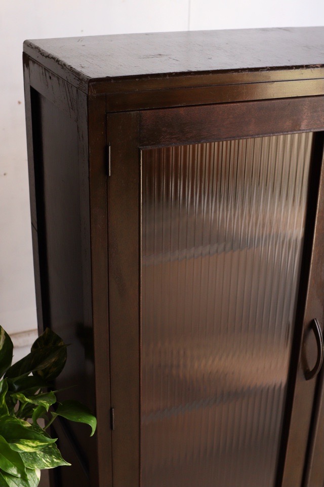 モールガラスの戸棚