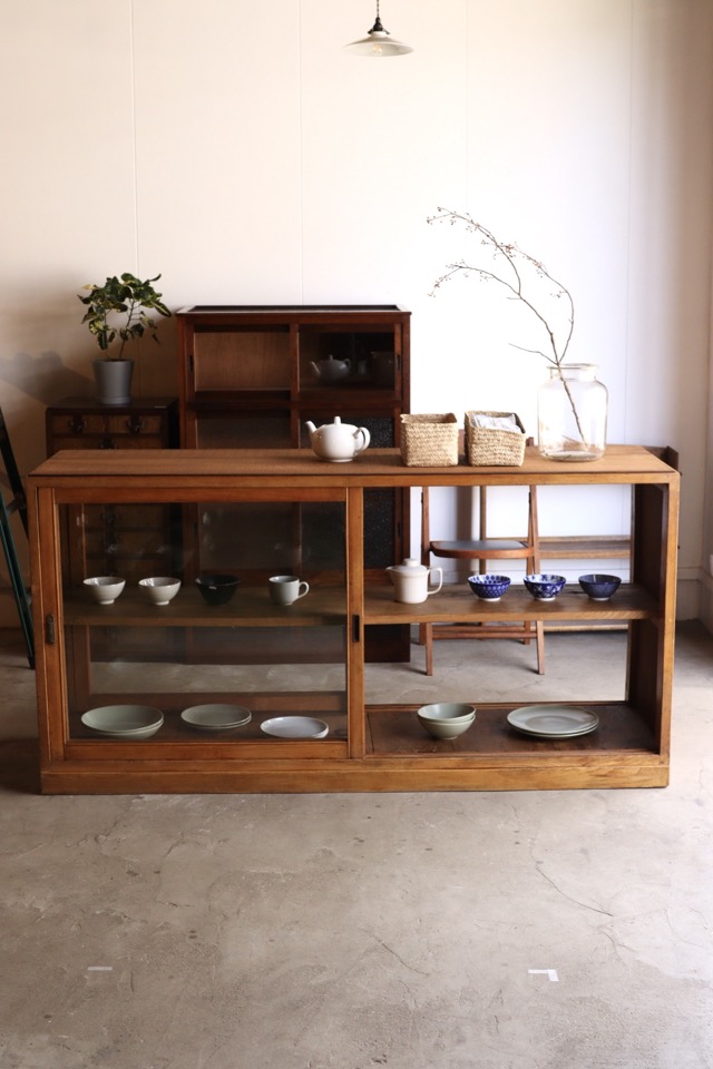 両面ガラス引戸棚　