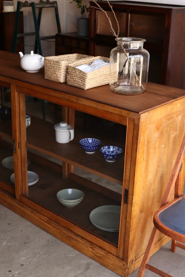 両面ガラス引戸棚　