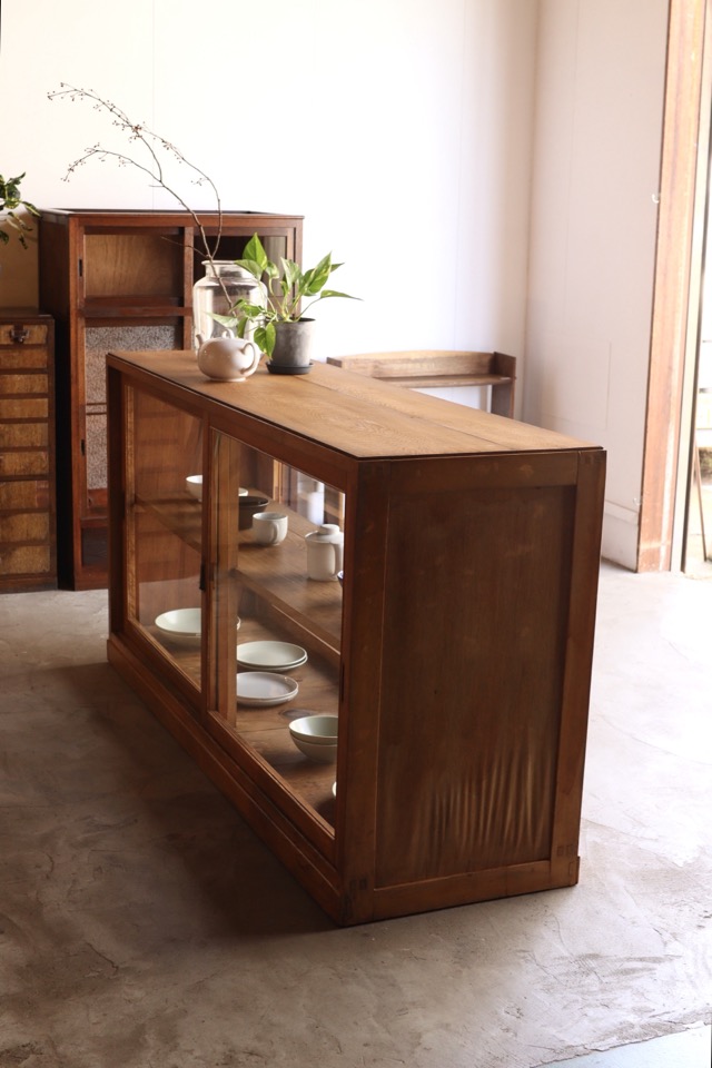 両面ガラス引戸棚　