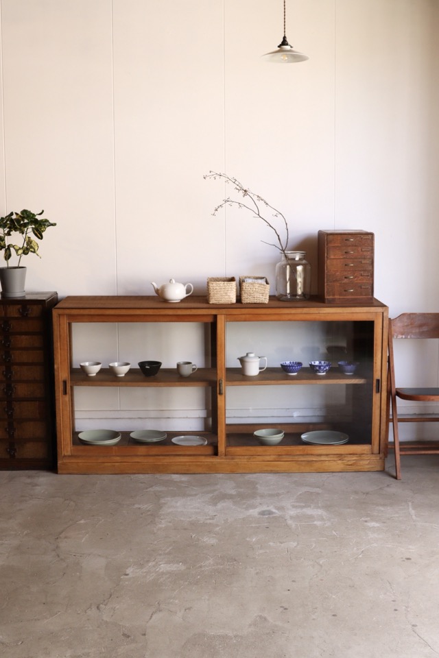 両面ガラス引戸棚　