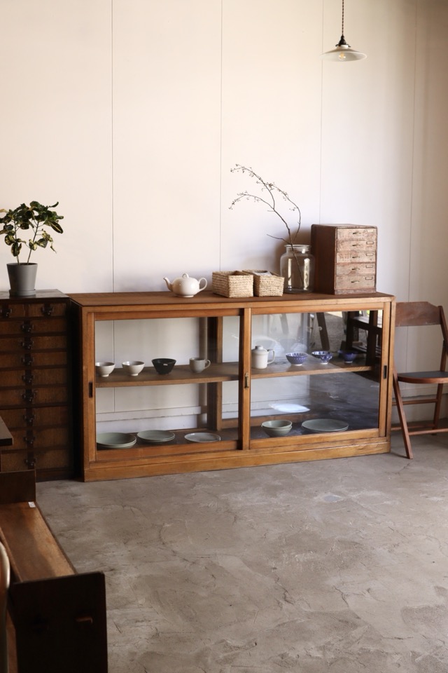 両面ガラス引戸棚　