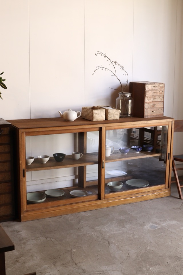 両面ガラス引戸棚　