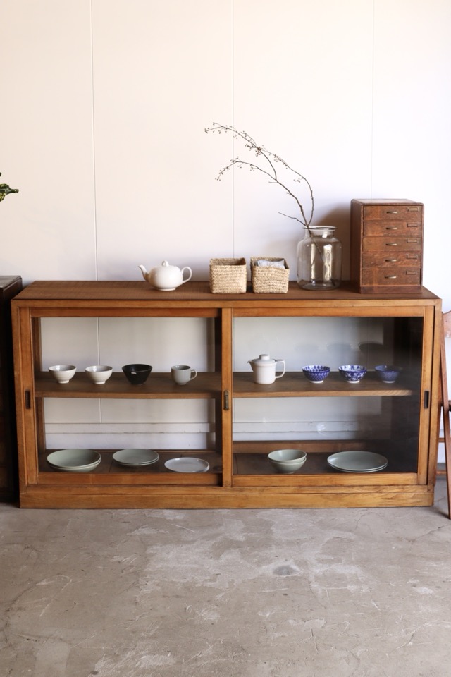 両面ガラス引戸棚　