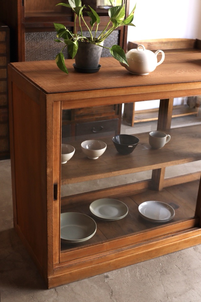 両面ガラス引戸棚　