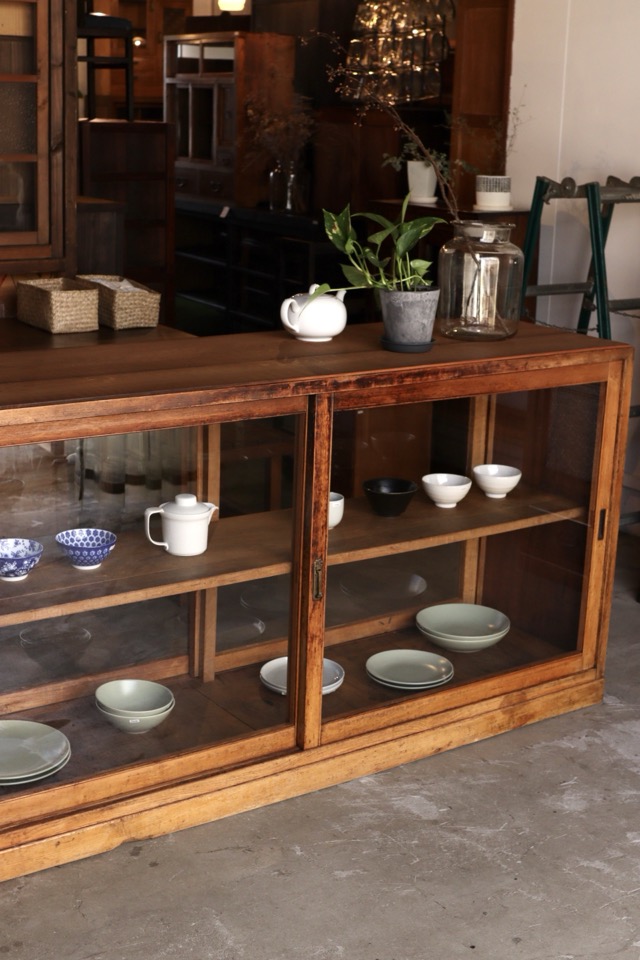 両面ガラス引戸棚　