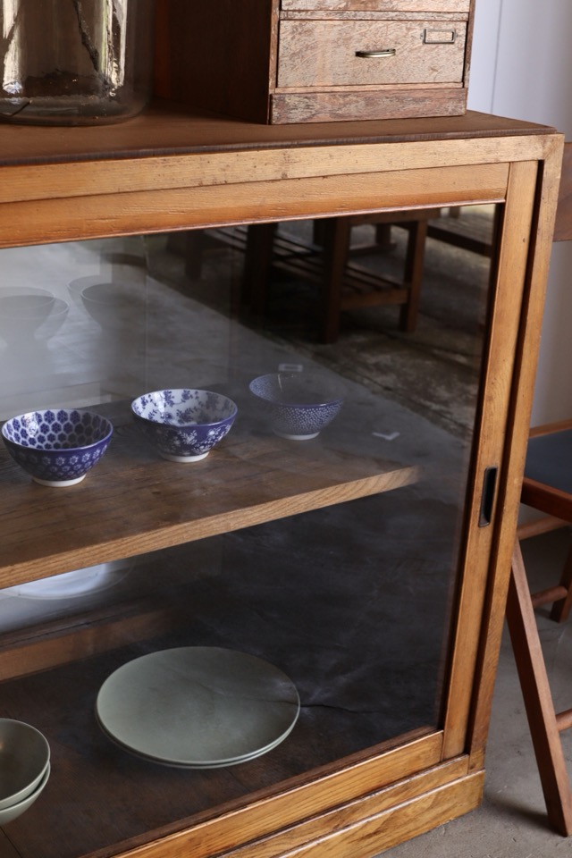 両面ガラス引戸棚　