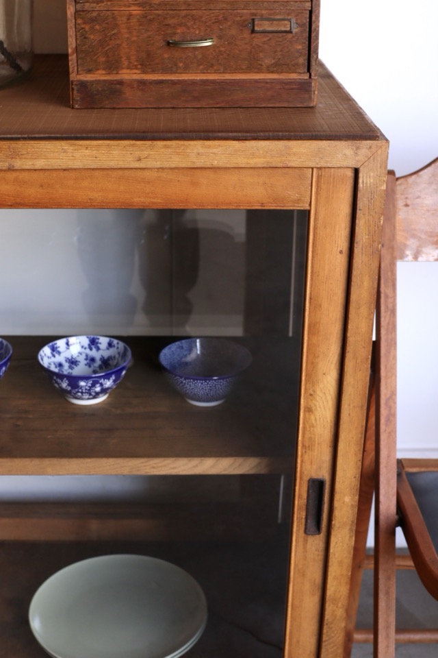 両面ガラス引戸棚　