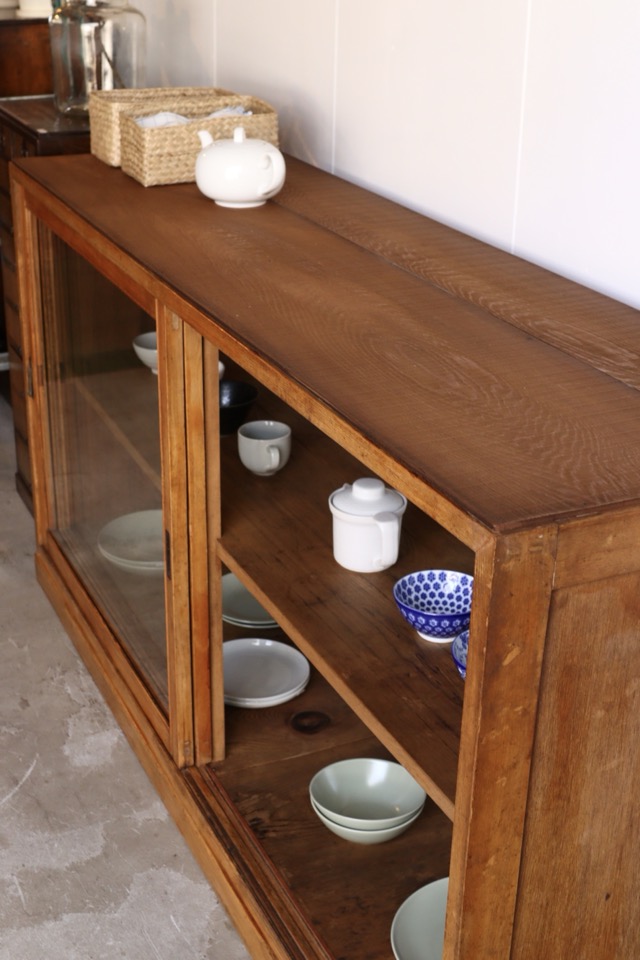 両面ガラス引戸棚　