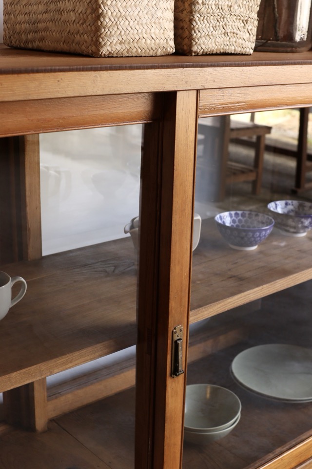 両面ガラス引戸棚　