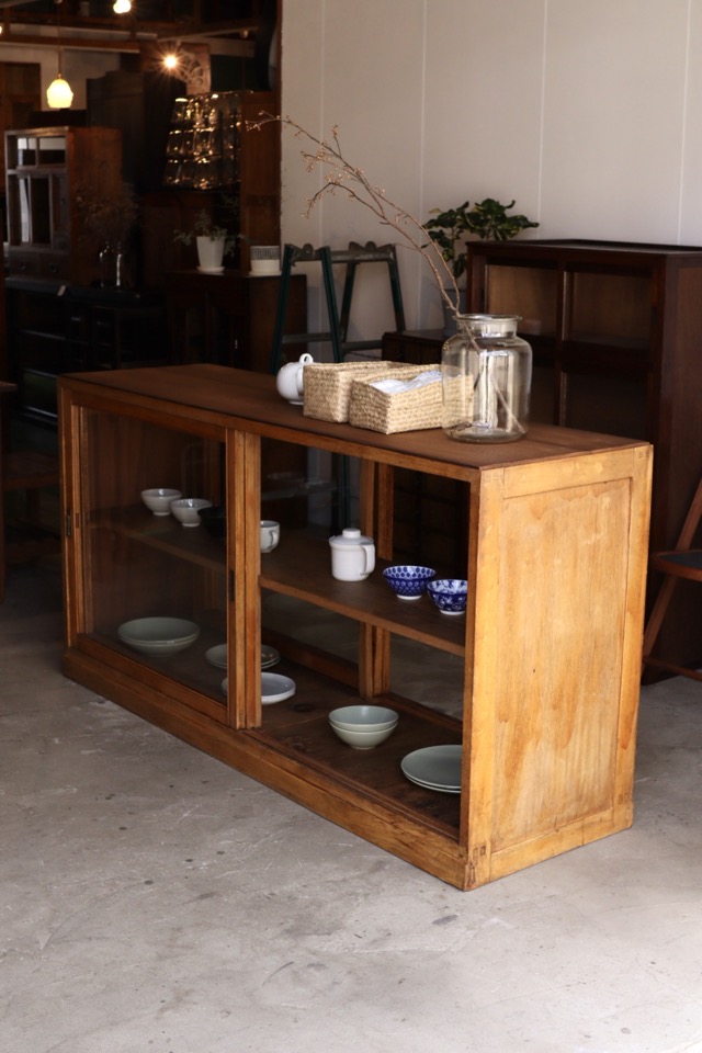 両面ガラス引戸棚　