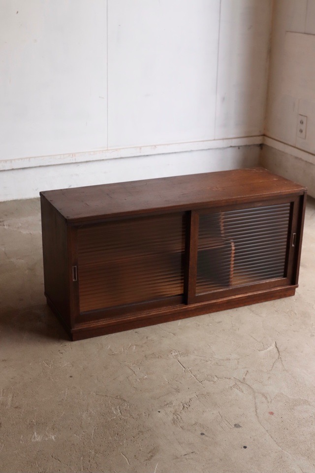 モールガラスの引戸棚