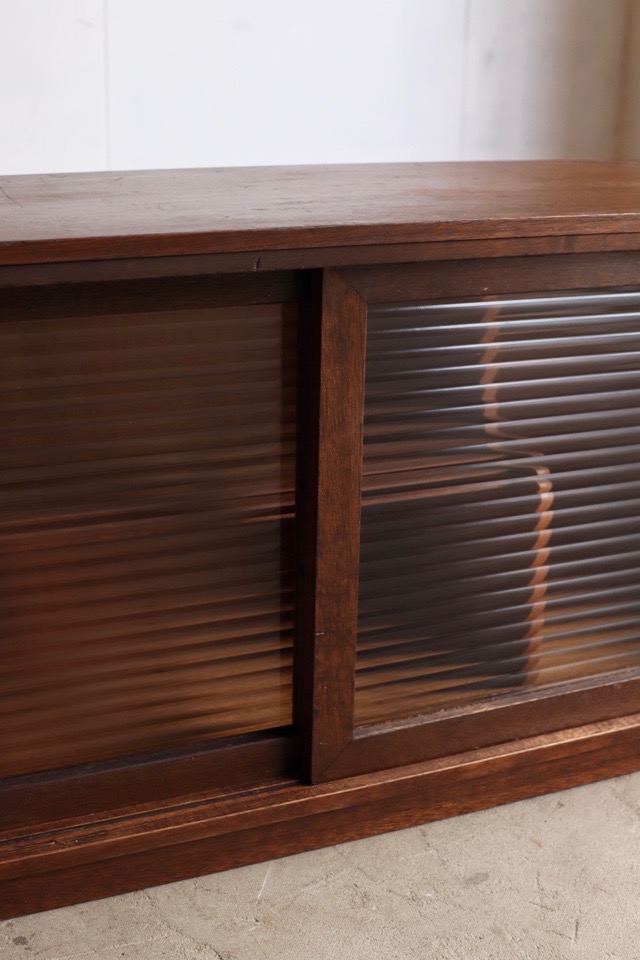 モールガラスの引戸棚