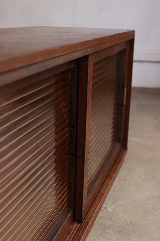 モールガラスの引戸棚