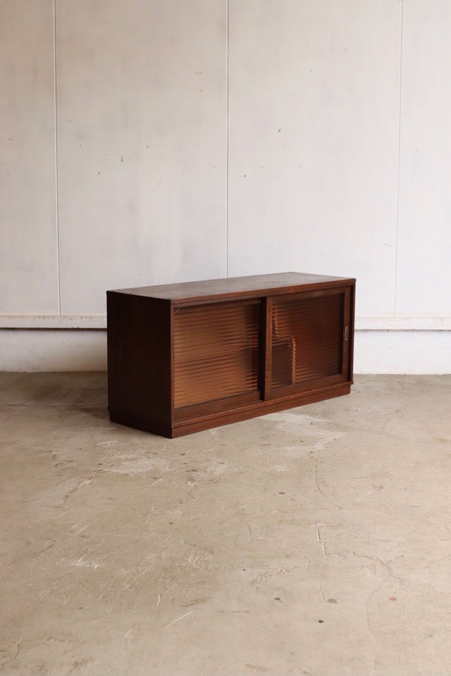 モールガラスの引戸棚