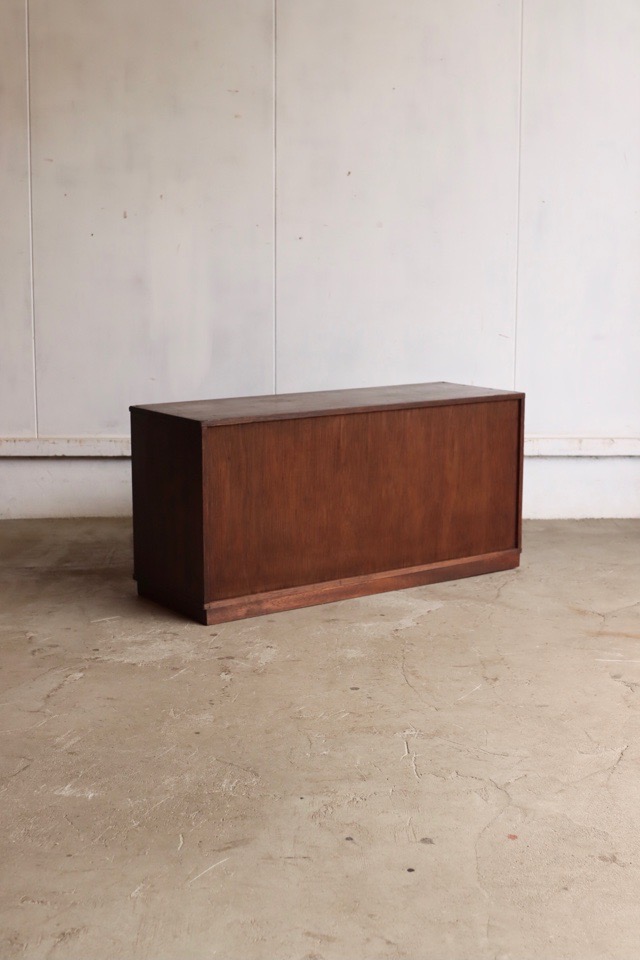 モールガラスの引戸棚