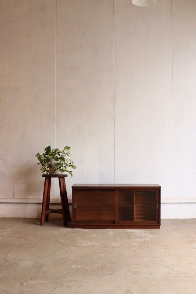 モールガラスの引戸棚