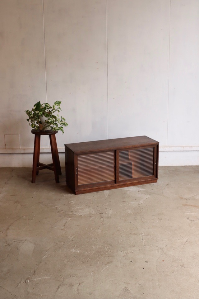 モールガラスの引戸棚