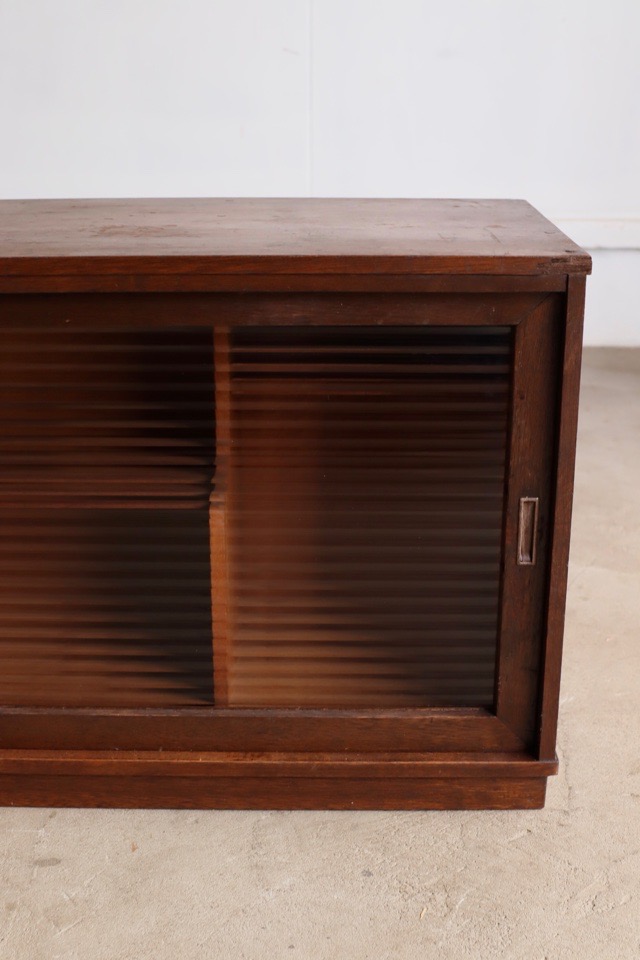 モールガラスの引戸棚