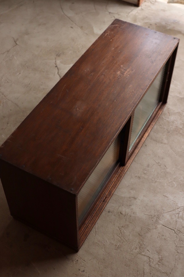 モールガラスの引戸棚