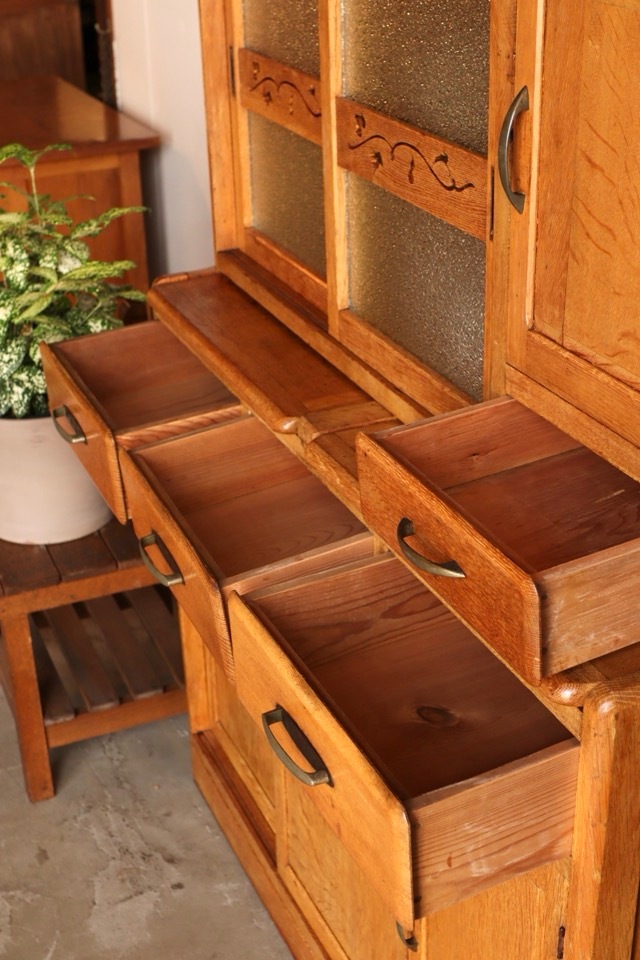 古い木製の食器棚【もえ】 古い木製の食器棚【もえ】 チーク無垢材 ヴィンテージ