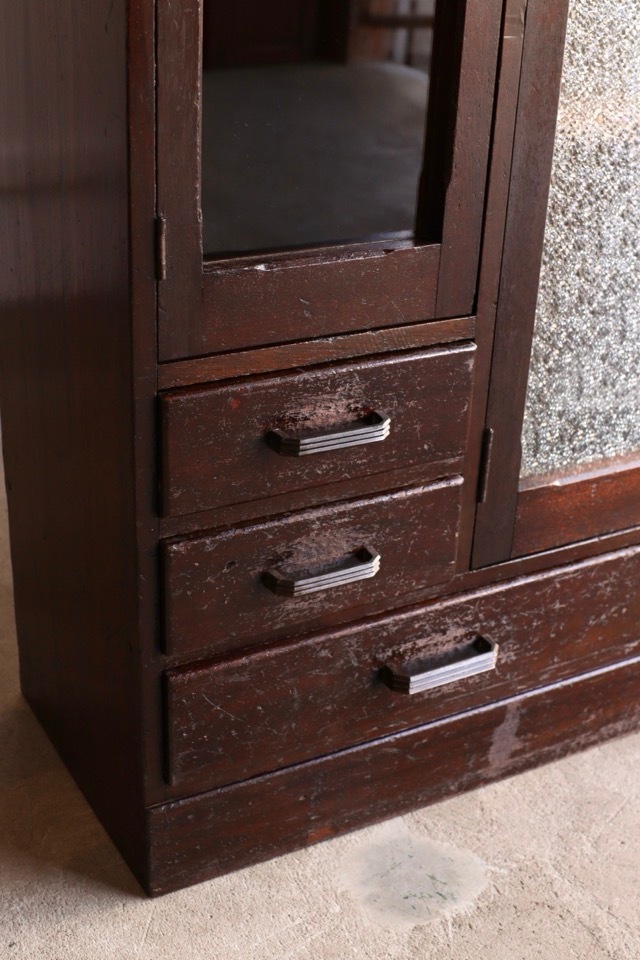 ダイヤガラスの戸棚