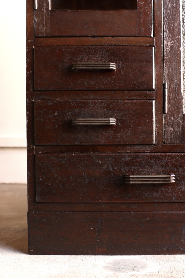 ダイヤガラスの戸棚