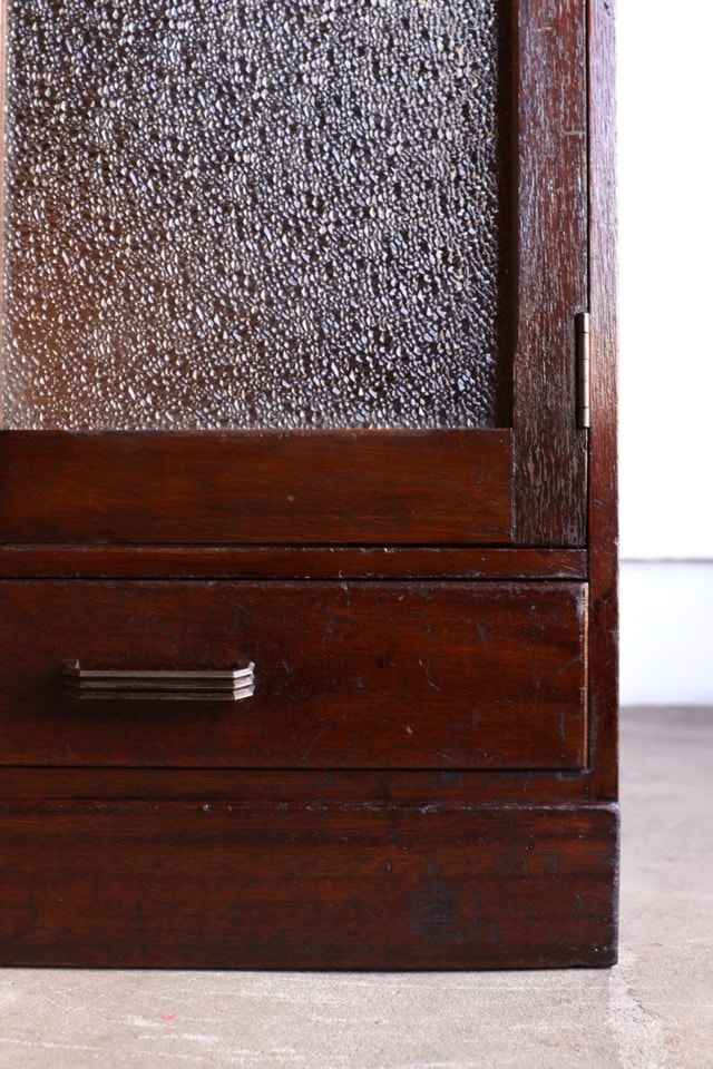 ダイヤガラスの戸棚