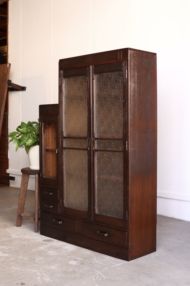 ダイヤガラスの戸棚