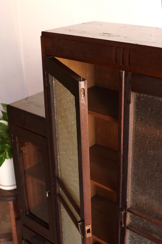 ダイヤガラスの戸棚