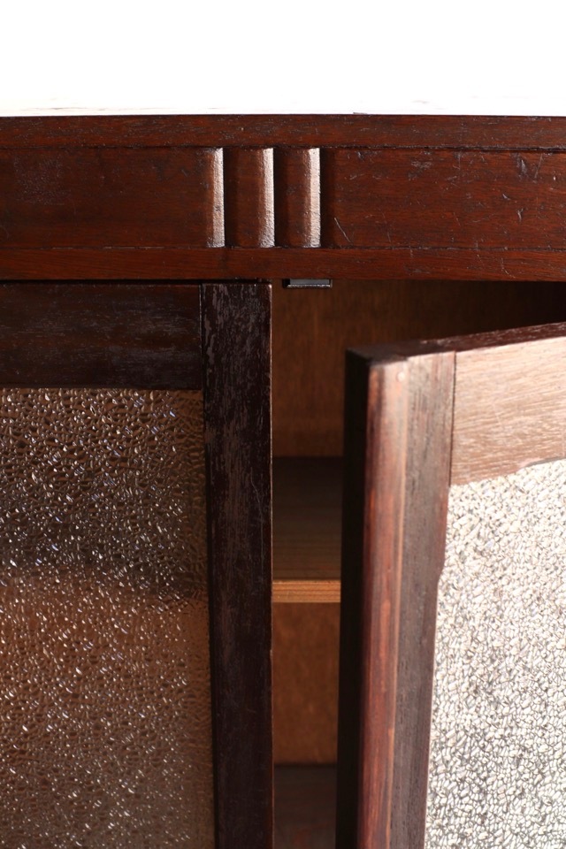 ダイヤガラスの戸棚