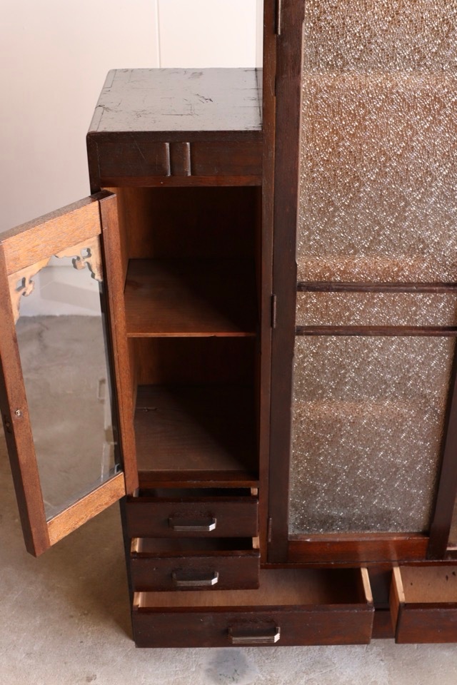 ダイヤガラスの戸棚