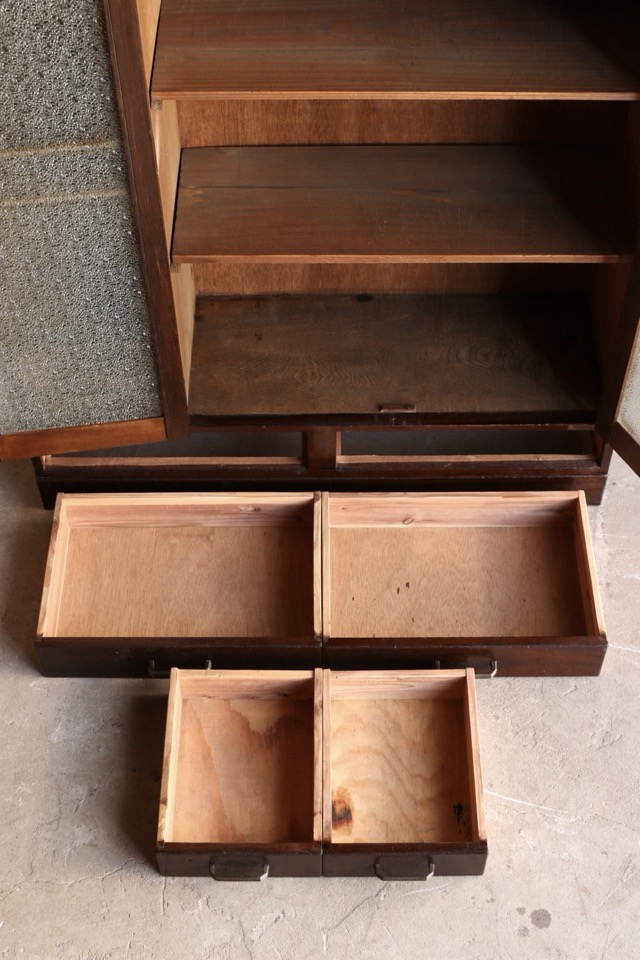 ダイヤガラスの戸棚