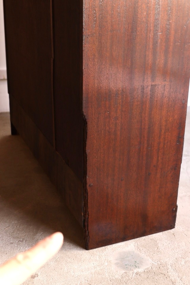 ダイヤガラスの戸棚