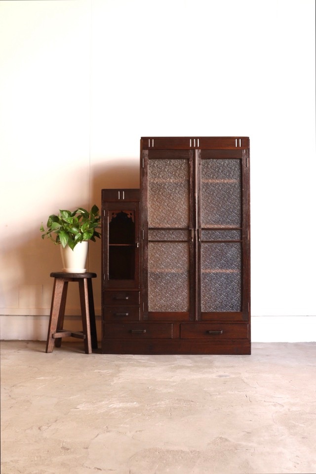 ダイヤガラスの戸棚