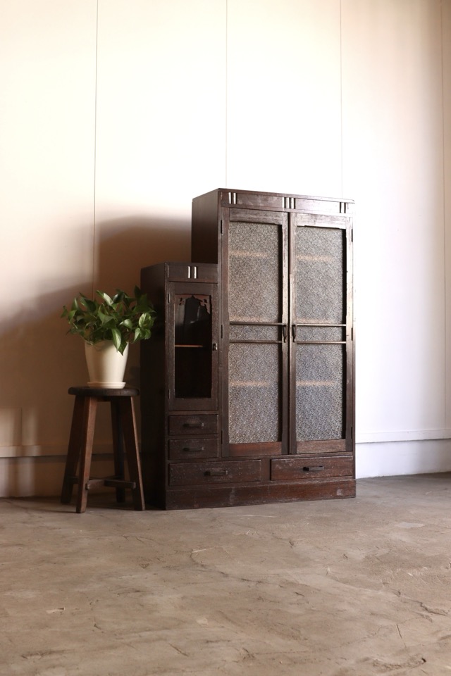 ダイヤガラスの戸棚