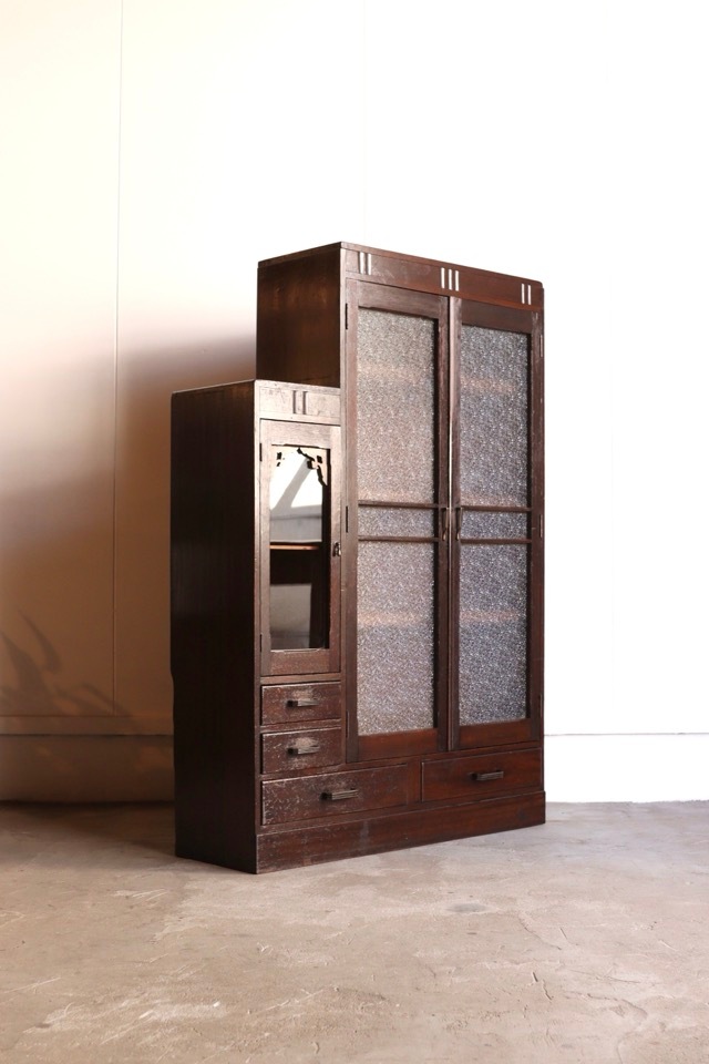 ダイヤガラスの戸棚